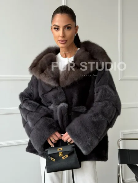 Графитовая шуба с капюшоном из куницы - фото 0
