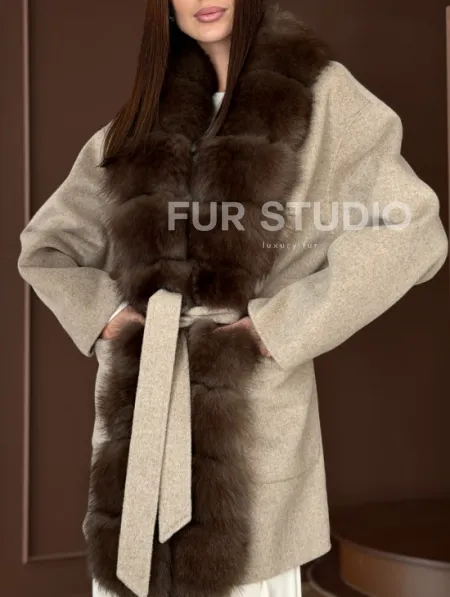 Пальто с отделкой из меха песца - фото 1