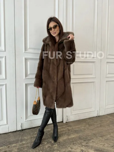 Шуба из меха норки с капюшоном в цвете орех - фото 7