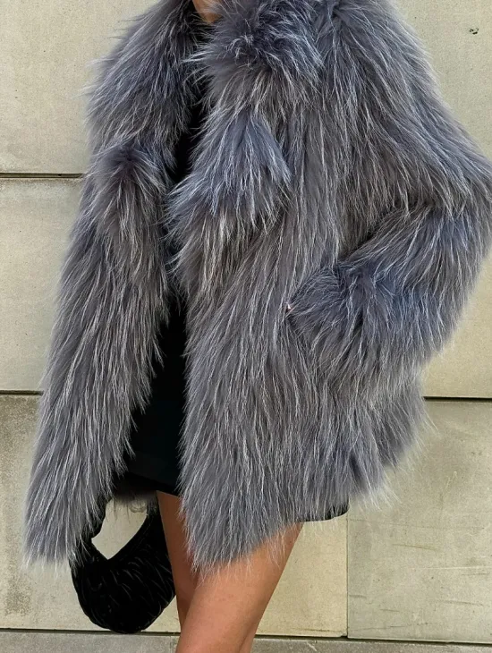 Шуба из меха енота на вязанной основе - фото 1