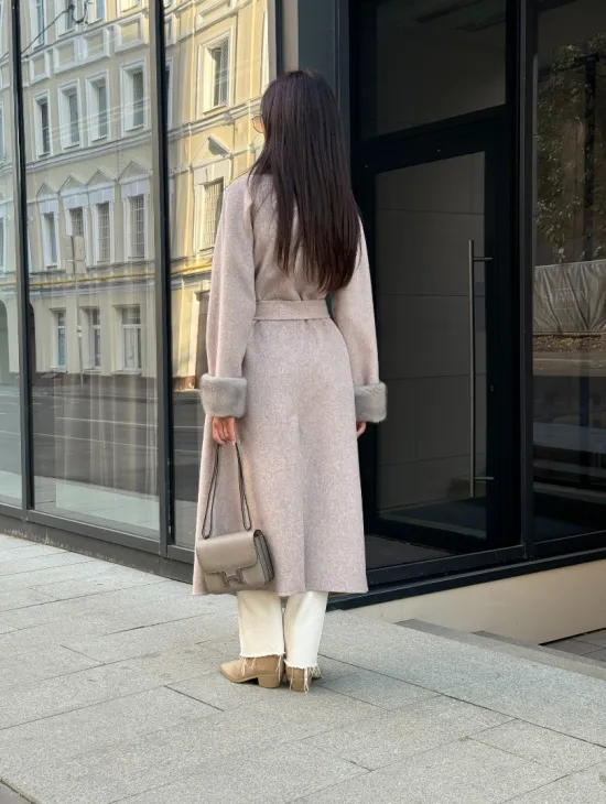 Женское демисезонное пальто с отделкой из меха норки - фото 9