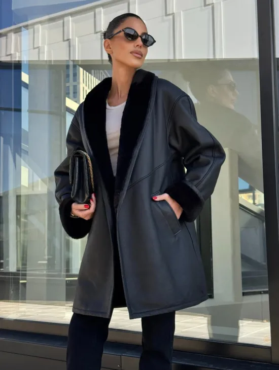 Черная женская дубленка на запах с поясом - фото 4