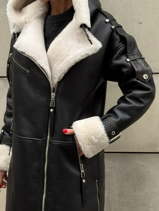 Черная удлиненная дубленка авиатор  с капюшоном на белой овчине - фото 4