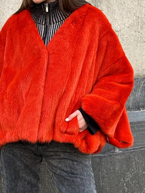 Красное меховое манто из норки, модель «Летучая мышь» с V - образной горловиной, без воротника - фото 1