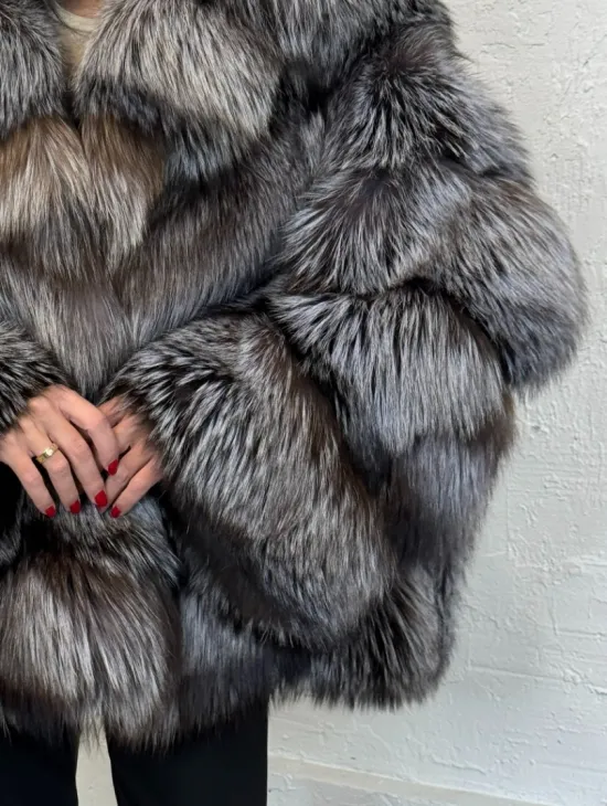 Полушубок с капюшоном из натурального меха лисы чернобурки с поясом - фото 1