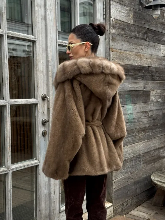 Шуба Luxury Fashion из плюшевой норки VELVET с капюшоном из меха куницы - фото 11