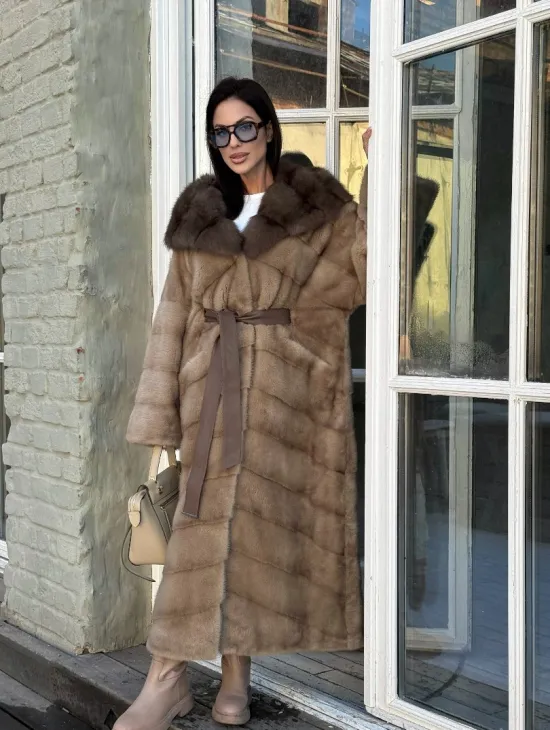 Женская удлиненная норковая шуба в цвете пастель с капюшоном из меха куницы - фото 9