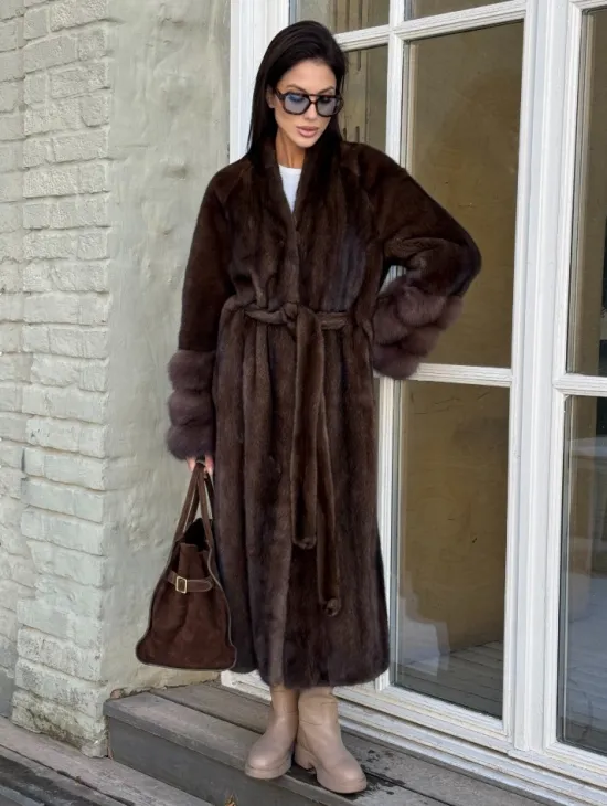 Женская норковая шуба с манжетами из роскошного меха куницы - фото 3