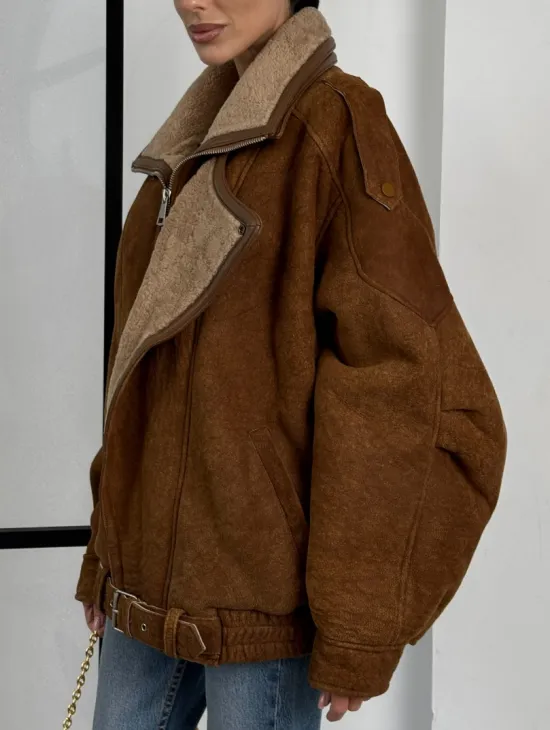 Зимняя натуральная замшевая куртка - дубленка с лацканами - фото 6