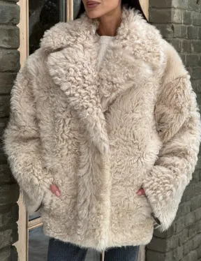 Светлая короткая шуба из испанской овчины - фото 2