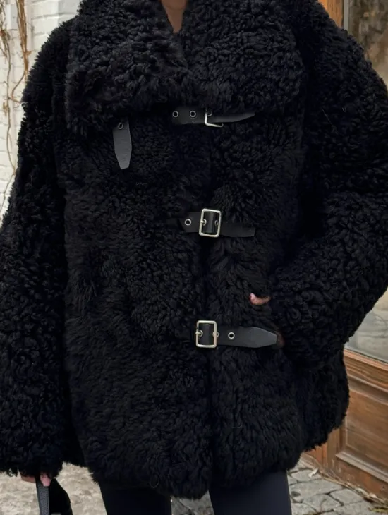 Черная дубленка средней длины из овчины тиградо 