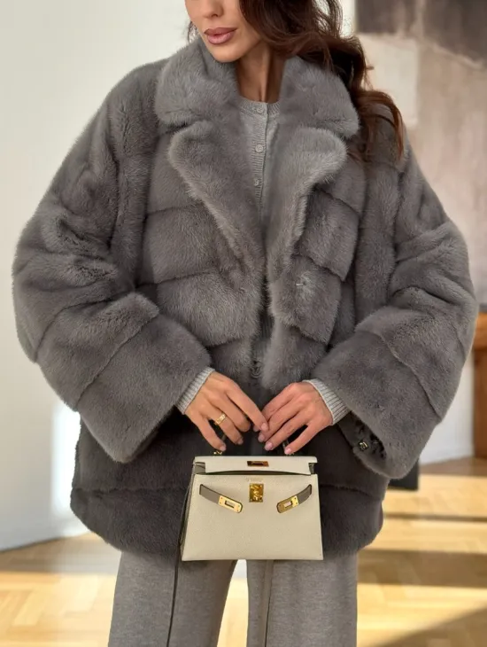 Короткая шуба с английским воротником в сером цвете - фото 2
