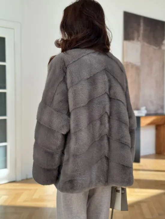 Короткая шуба с английским воротником в сером цвете - фото 1