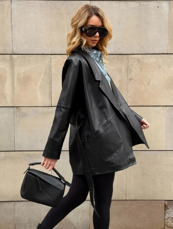 Черный короткий тренч из натуральной кожи на запах с поясом - фото 5