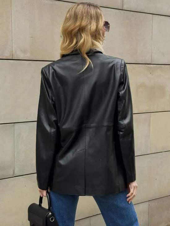 Черный кожаный пиджак классического кроя с клапанами на карманах - фото 2