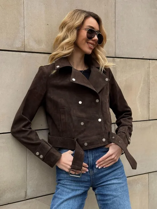 Короткая замшевая курточка с прорезными карманами и ремнём на талии - фото 9