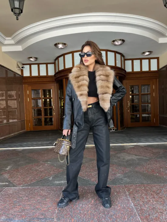 Кожаная куртка под рептилию с воротником из меха куницы - фото 2