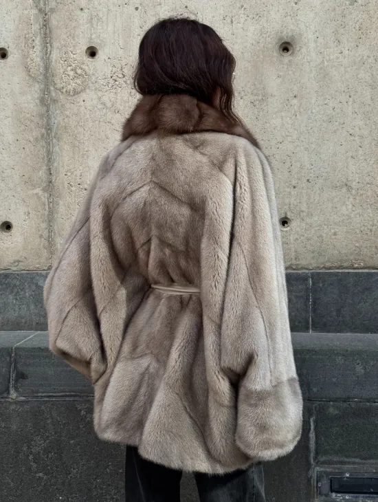 Полушубок норковый с воротником из куницы - в стиле оверсайз - фото 7