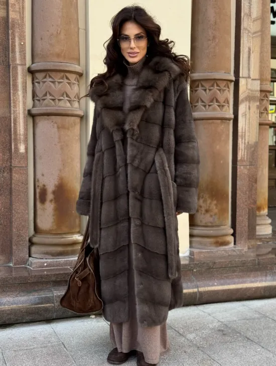 Шуба норковая в цвете мокко с капюшоном куница - фото 4