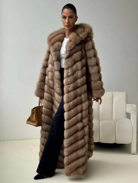 Длинная шуба из меха куницы с капюшоном - фото 0