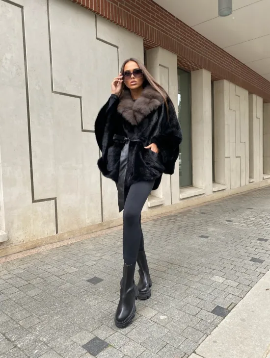 Норковая шуба летучая с воротником из меха куницы в черном цвете - фото 3