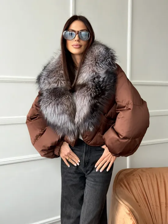 Короткий пуховик с мехом чернобурки - фото 6