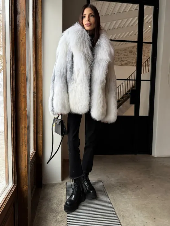 Шуба из цельного меха белой арктической лисы с шалевым воротником - фото 4