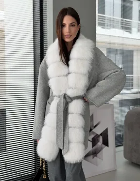 Серое пальто с меховым воротником - фото 0