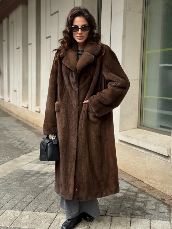 Шуба из меха норки в натуральном цвете под соболь - фото 1