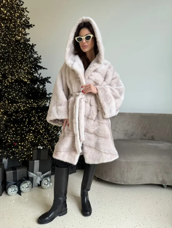 Шуба свободного силуэта из меха норки с капюшоном в цвете пудра - фото 5